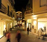 A Via Camerelle, la via dello shopping